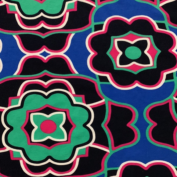 Crown and Ivy Bold Print T-shirt Dress with Scalloped Hem - Picture 5 of 6